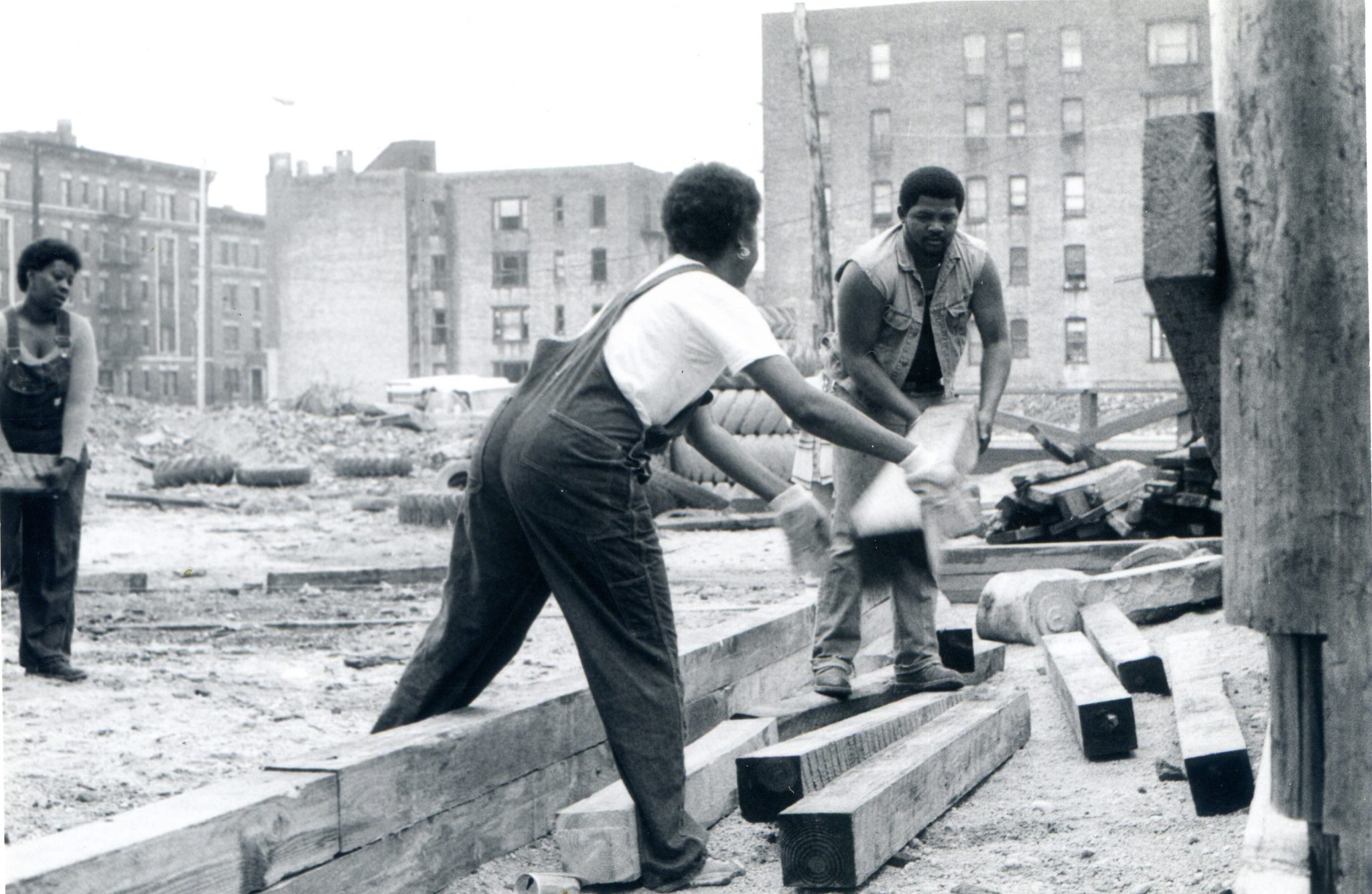 https://staging-parkway.mdfilmfest.com/wp-content/uploads/02469_EricWingate_Woman-and-Man-carrying-wood-pillar-bw.jpg